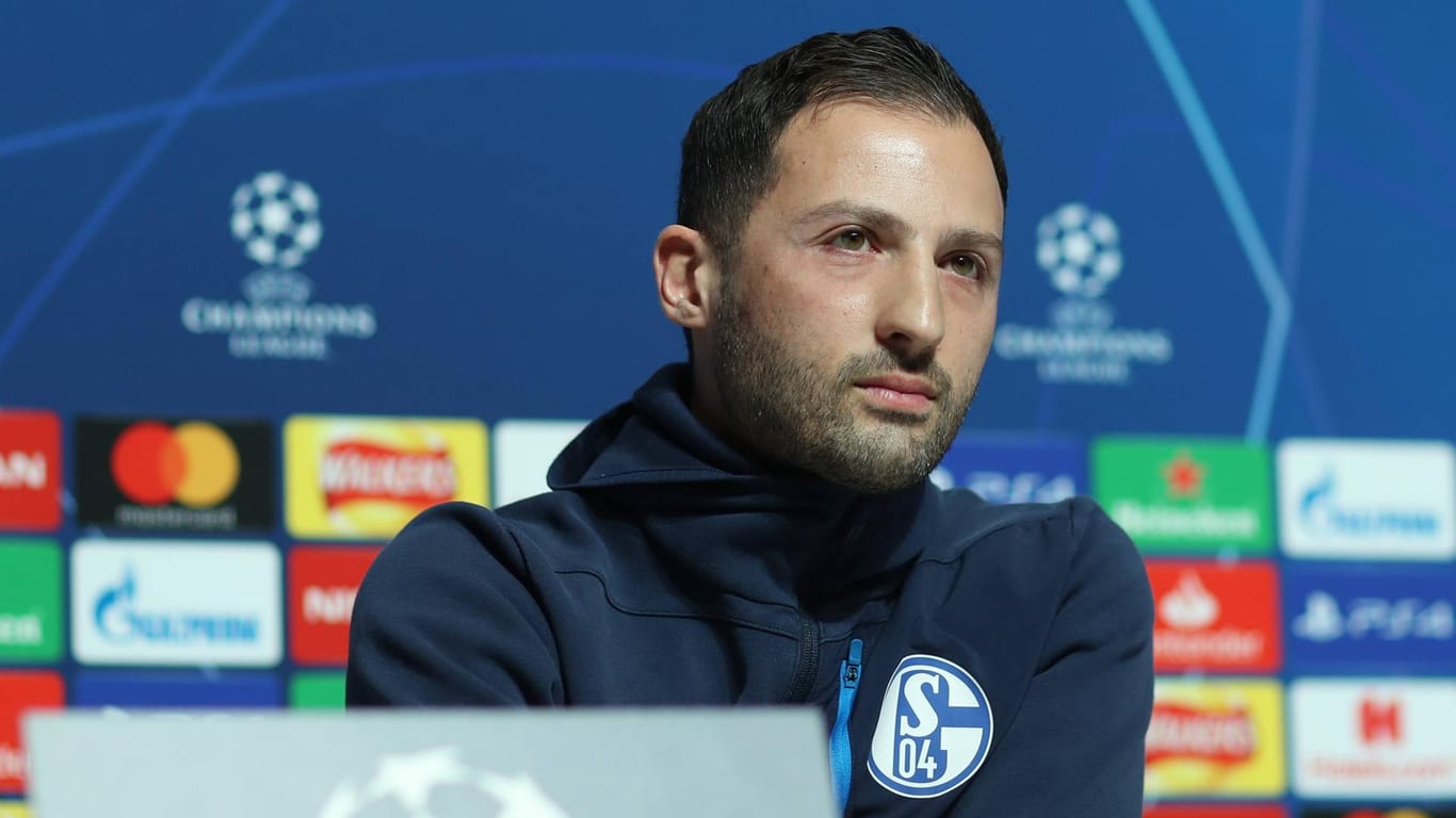 Domenico Tedesco: Bis Samstag auf jeden Fall Trainer bei Schalke 04.