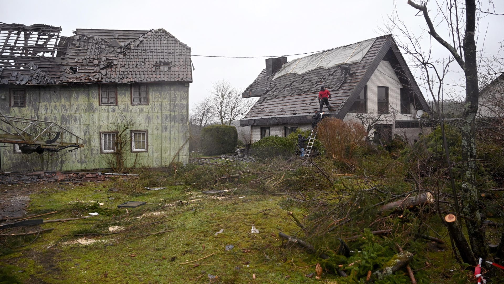 Aufräumarbeiten nach dem Tornado: Mindestens zehn Häuser sind derzeit nicht mehr bewohnbar, zwei Obergeschosse wurden den Angaben zufolge abgerissen.