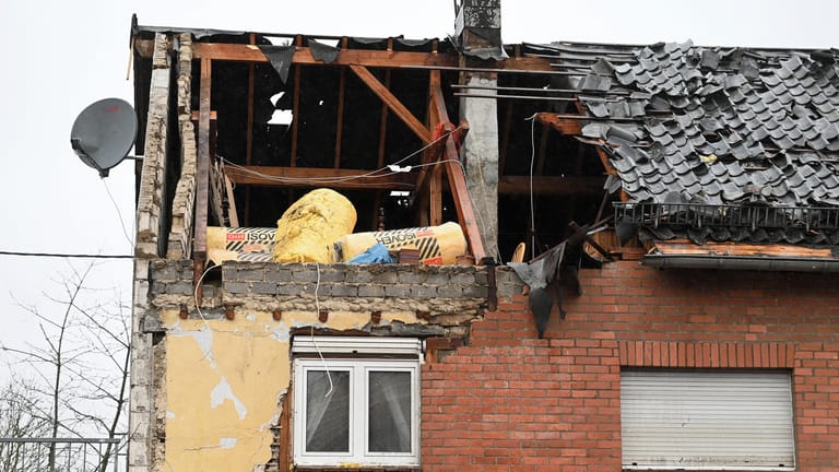 Ein stark beschädigtes Dach in Roetgen: Zahlreiche Einwohner können ihre Unterkünfte nicht mehr bewohnen.