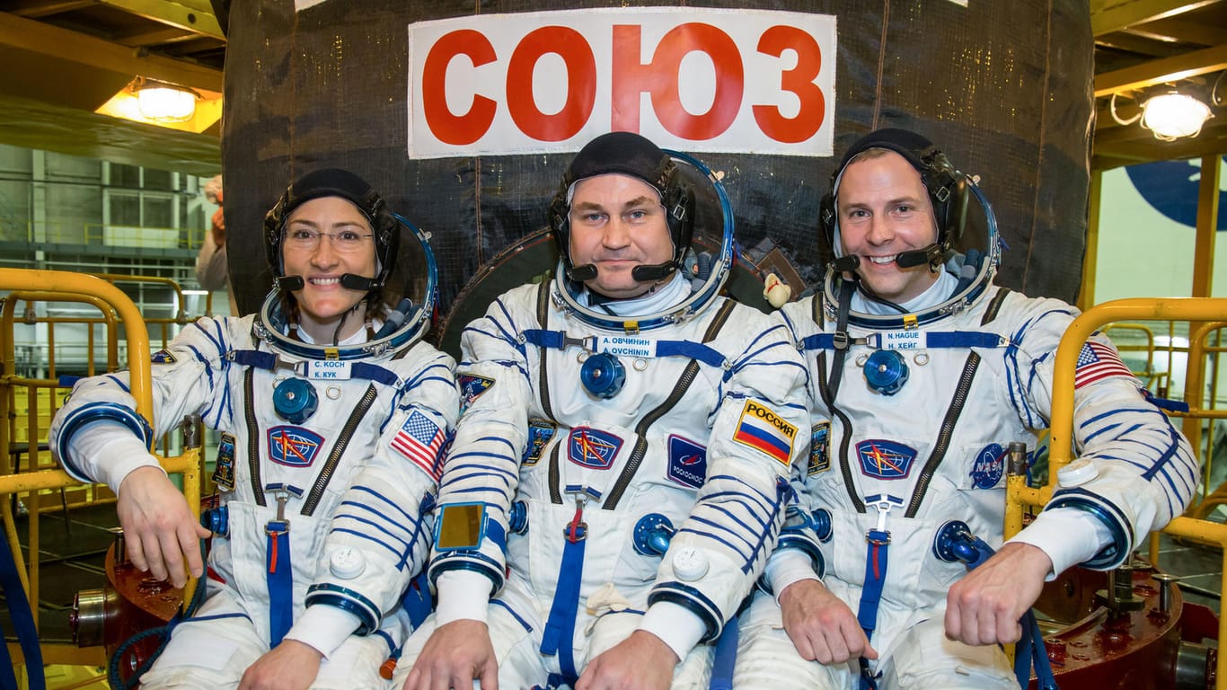 Zur Raummission bereit: Christina Koch (NASA), Alexey Ovchinin (Rocosmos) und Nick Hague (NASA) während eines Trainings vor dem Start am 14. März.