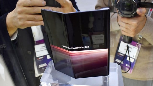 Googles neues Android-Betriebssystem "Q" soll faltbare Smartphones unterstützen und mehr Datenschutz bieten. Googles neues Android-Betriebssystem "Q" soll faltbare Smartphones unterstützen und mehr Datenschutz bieten.