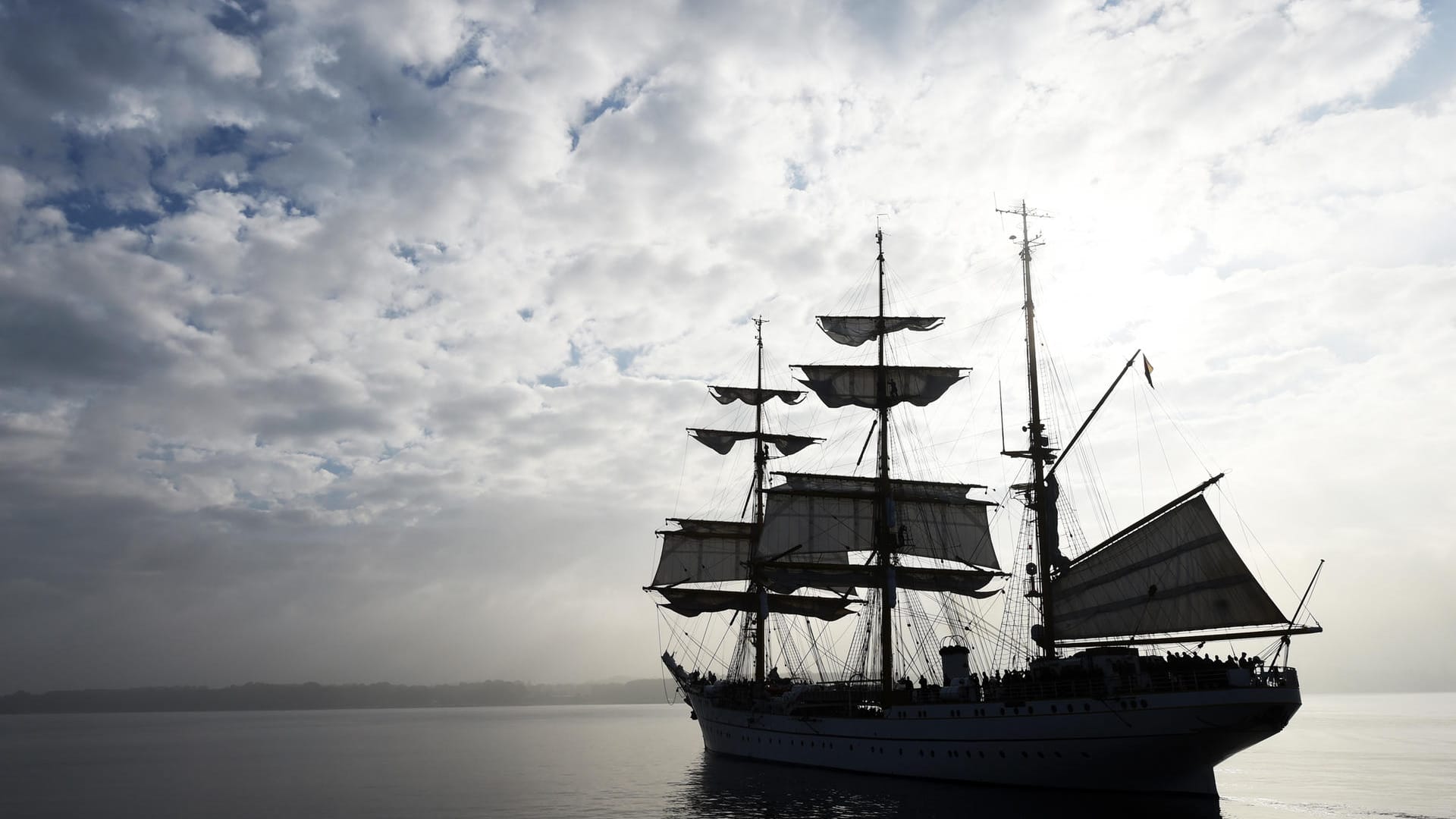 Das Segelschiff Gorch Fock läuft aus ihrem Heimathafen aus: Das Segelschulschiff liegt seit drei Jahren im Trockendock der Bredo-Werft in Bremerhaven.