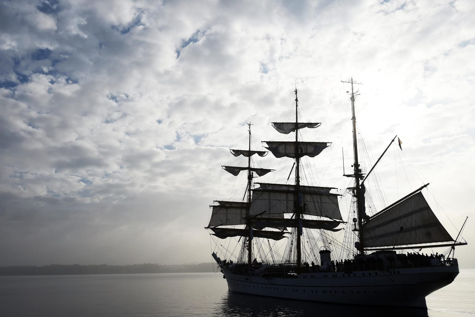 Das Segelschiff Gorch Fock läuft aus ihrem Heimathafen aus: Das Segelschulschiff liegt seit drei Jahren im Trockendock der Bredo-Werft in Bremerhaven.