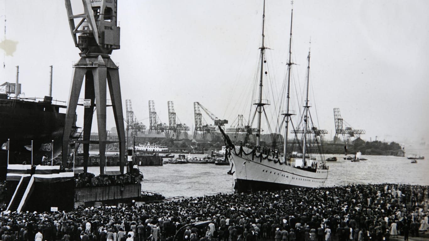 Viele Menschen haben sich zur Taufe des Segelschiffes Gorch Fock bei der Werft Blohm & Voss in Hamburg versammelt (Repro eines Fotos vom 23.08.1958).