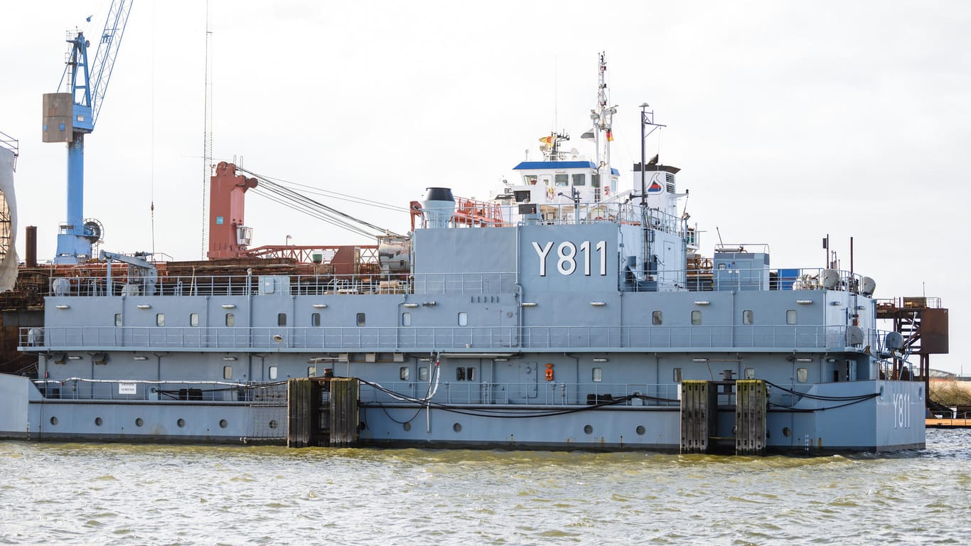 Ein Blick auf das Marine-Wohnschiff "Y811" im südlichen Fischereihafen von Bremerhaven, in dem die Besatzung des Segelschulschiffes Gorch-Fock untergebracht ist.