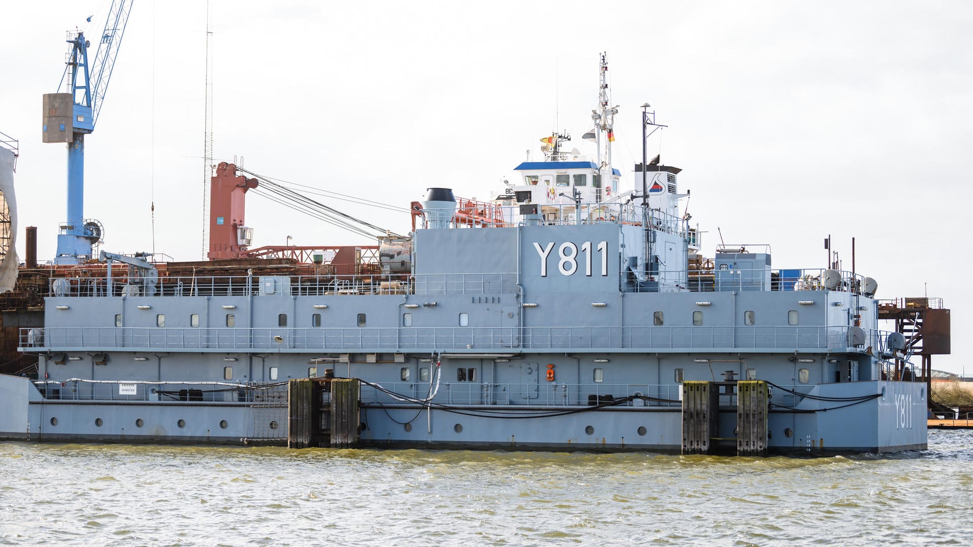 Ein Blick auf das Marine-Wohnschiff "Y811" im südlichen Fischereihafen von Bremerhaven, in dem die Besatzung des Segelschulschiffes Gorch-Fock untergebracht ist.