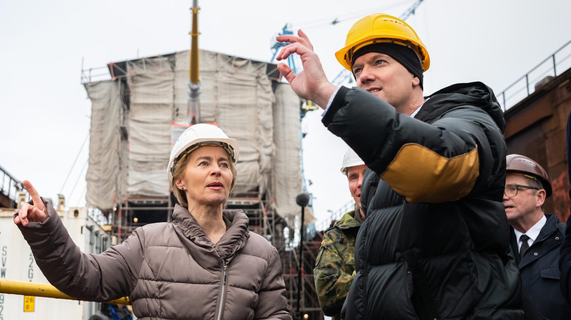 Bundesverteidigungsministerin Ursula von der Leyen (CDU) steht bei ihrem Besuch des Segelschulschiffes der Deutschen Marine "Gorch Fock" mit weiteren Personen im Dock.