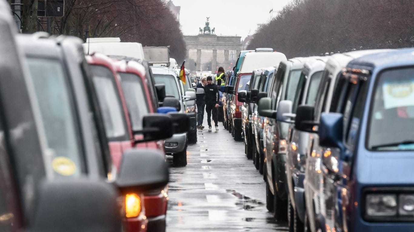Autoschlangen in Berlin: Der Bundestag hat neue Diesel-Beschlüsse gefasst.