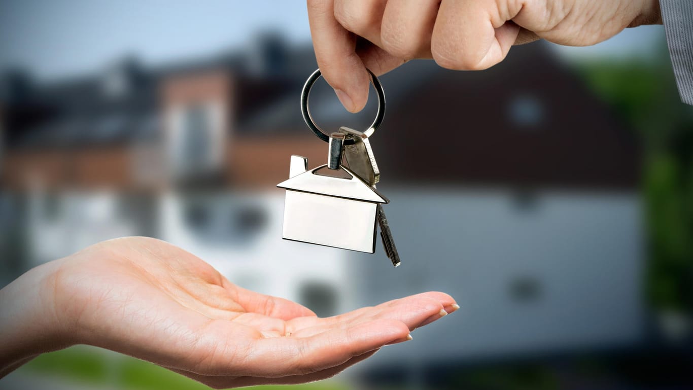 Übergabe von Schlüsseln: Ob eine Immobilienschenkung zurückgefordert werden kann, hängt von verschiedenen Faktoren ab.