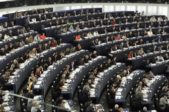 Plenarsaal des Europäischen Parlaments (Symbolbild): Die Abgeordneten lehnen Verhandlungen mit den USA über weiteren Handel ab