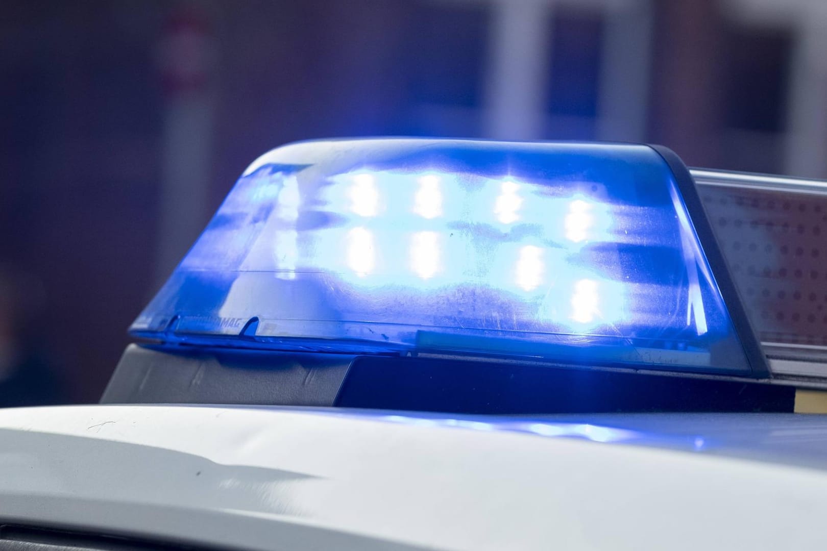 Blaulicht auf eines Streifenwagens
