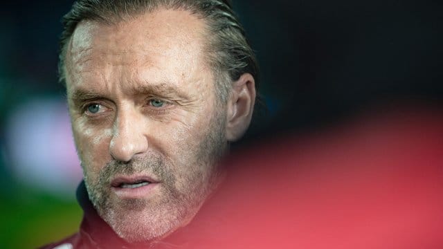 Hannovers Trainer Thomas Doll trifft mit seinem Team auf den FC Augsburg. Hannovers Trainer Thomas Doll trifft mit seinem Team auf den FC Augsburg.