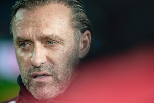 Hannovers Trainer Thomas Doll trifft mit seinem Team auf den FC Augsburg.