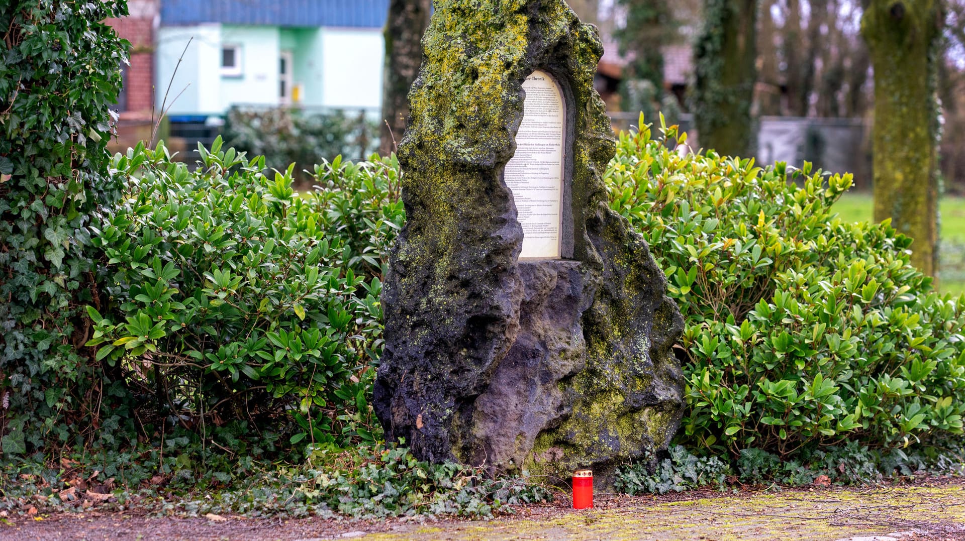 Eine Kerze steht in Goch am Unglücksort