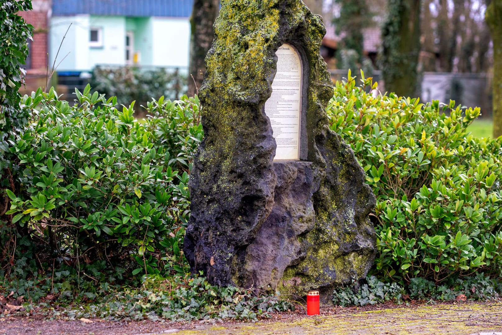 Eine Kerze steht in Goch am Unglücksort