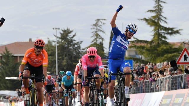 Julian Alaphilippe (r) aus Frankreich jubelt über seinen Sieg.