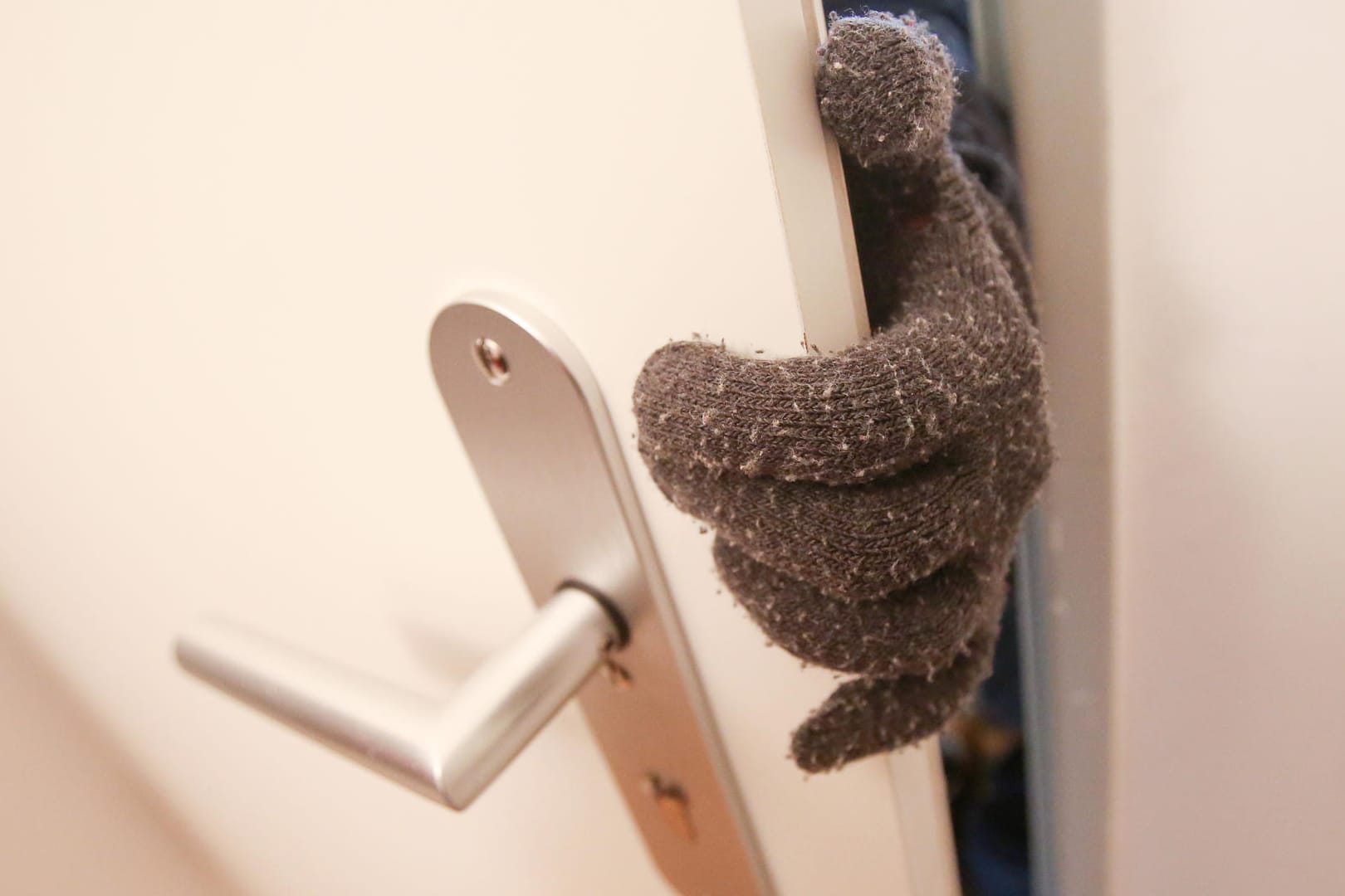 Einbrecher (Symbolbild): Eine Familie in Neuss wurde von Eindringlingen um wertvolle Erinnerungen gebracht