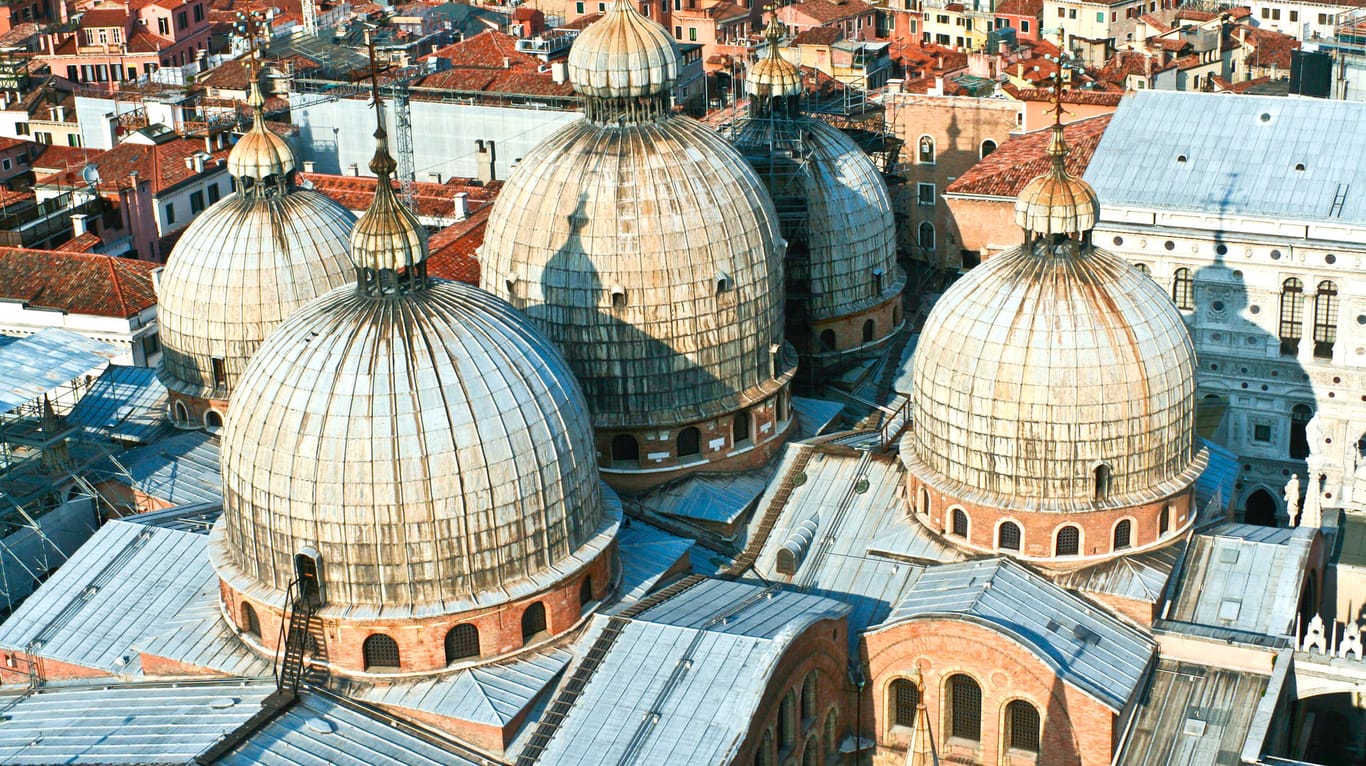 Markusbasilika in Venedig: Die historische Altstadt wird täglich per Hand gefegt. (Archivbild)