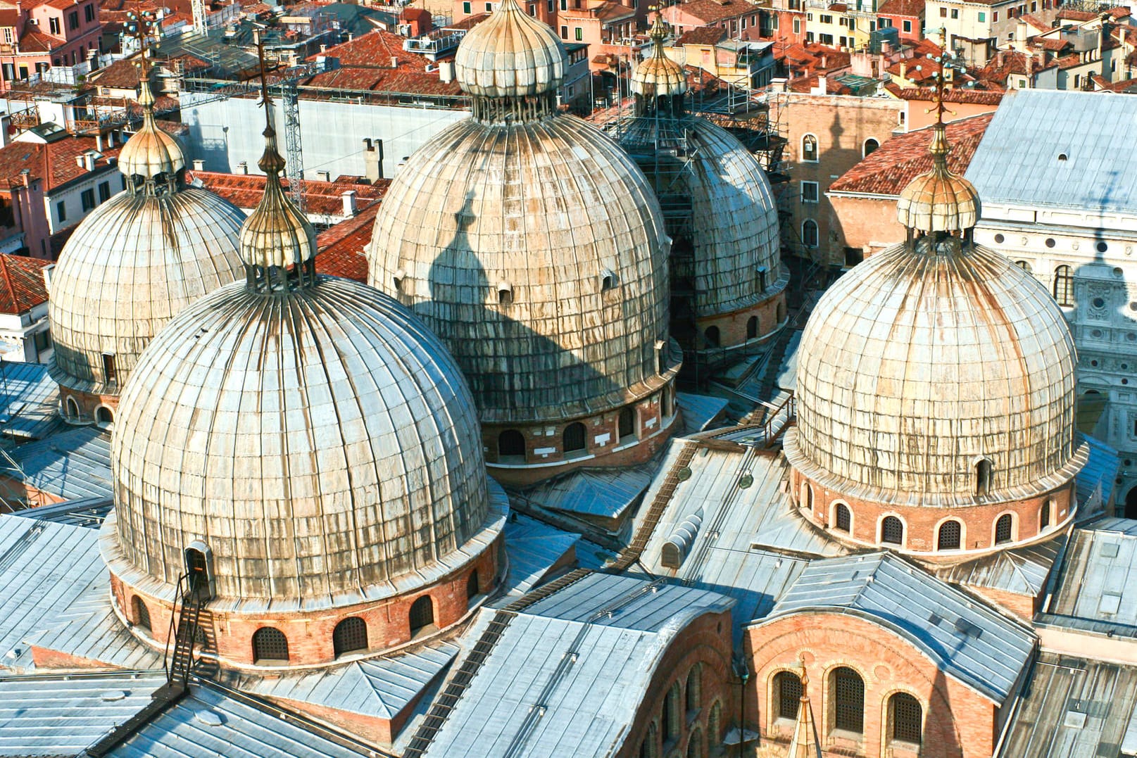 Markusbasilika in Venedig: Die historische Altstadt wird täglich per Hand gefegt. (Archivbild)