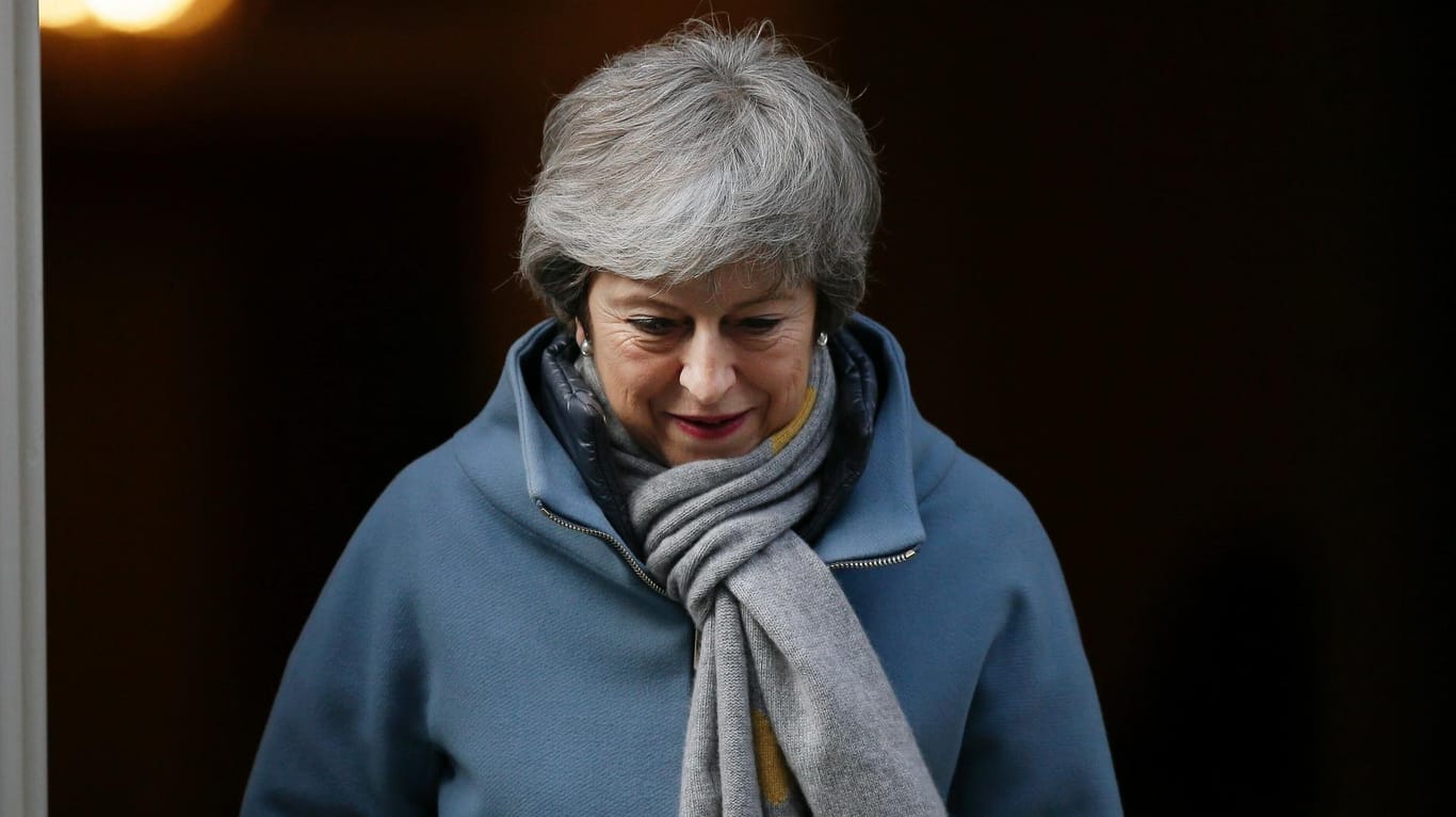 Theresa May: Die britische Premierministerin soll jetzt um Aufschub des EU-Austritts bitten – aber vieles bleibt unklar.