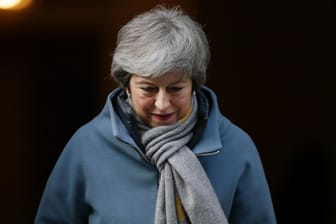 Theresa May: Die britische Premierministerin soll jetzt um Aufschub des EU-Austritts bitten – aber vieles bleibt unklar.