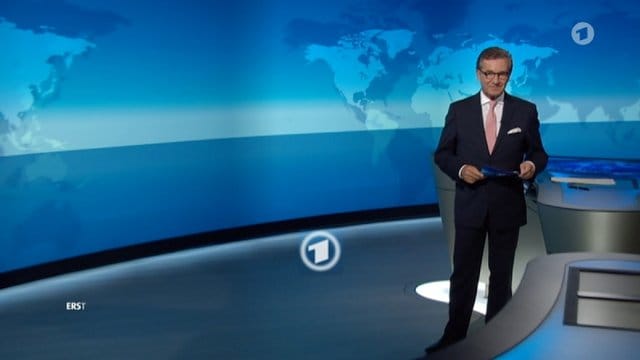 "Tagesschau"-Sprecher Jan Hofer im Studio in Hamburg.