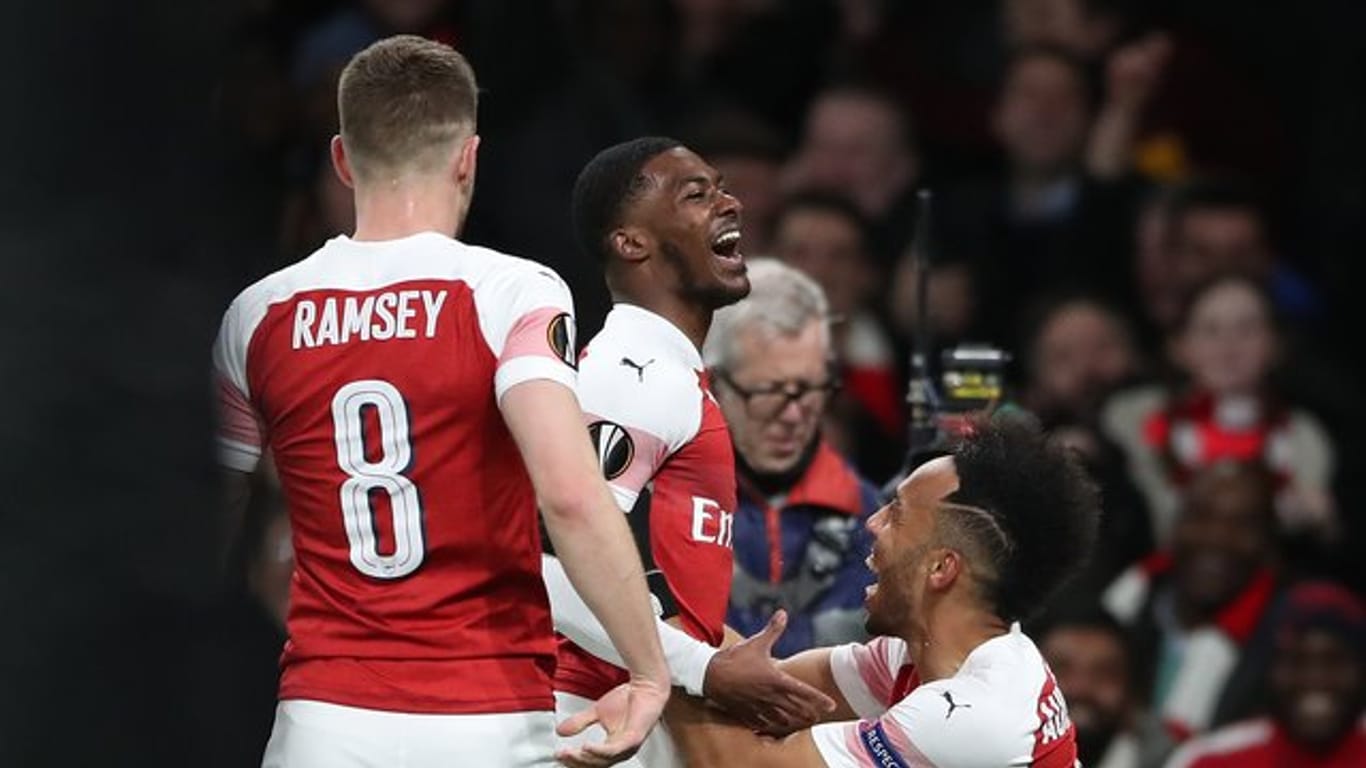 Ainsley Maitland-Niles (M) vom FC Arsenal jubelt über sein Tor zum 2:0 gegen Rennes mit Aaron Ramsey (l) und Pierre-Emerick Aubameyang.