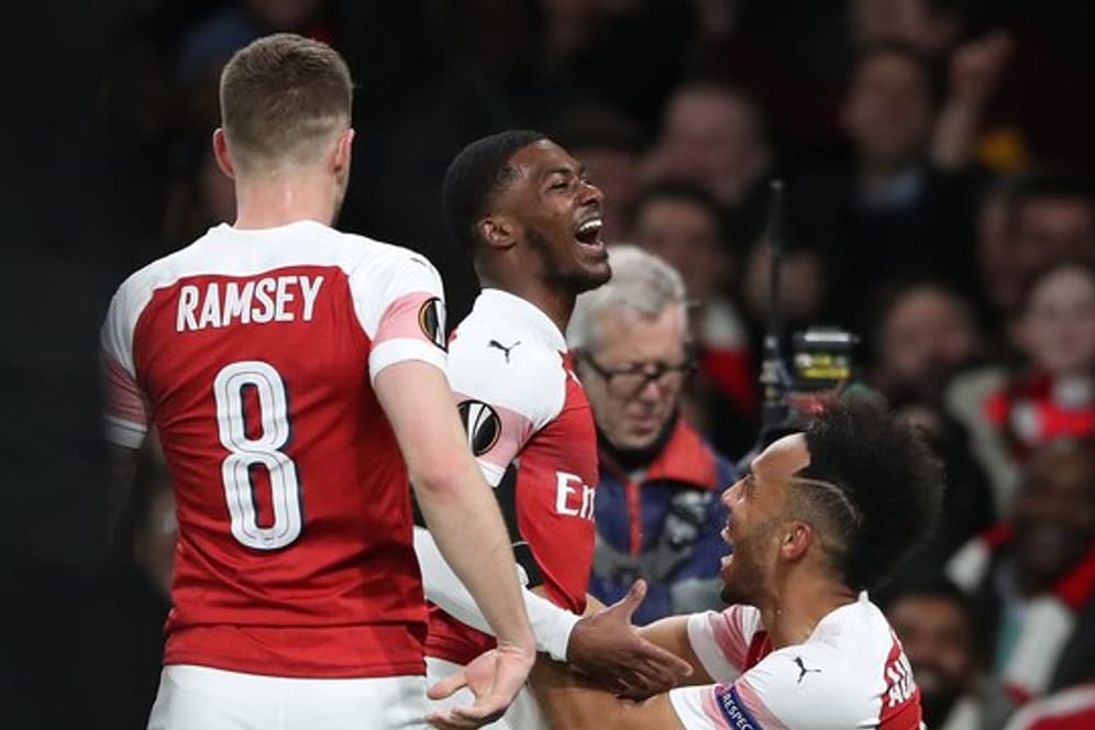 Ainsley Maitland-Niles (M) vom FC Arsenal jubelt über sein Tor zum 2:0 gegen Rennes mit Aaron Ramsey (l) und Pierre-Emerick Aubameyang.