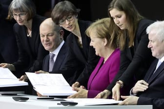 Bundeskanzlerin Angela Merkel (CDU), der CSU-Vorsitzende Horst Seehofer und der damalige, kommissarische, SPD-Vorsitzende Olaf Scholz unterzeichnen vor einem Jahr im Paul-Löbe-Haus den Koalitionsvertrag.