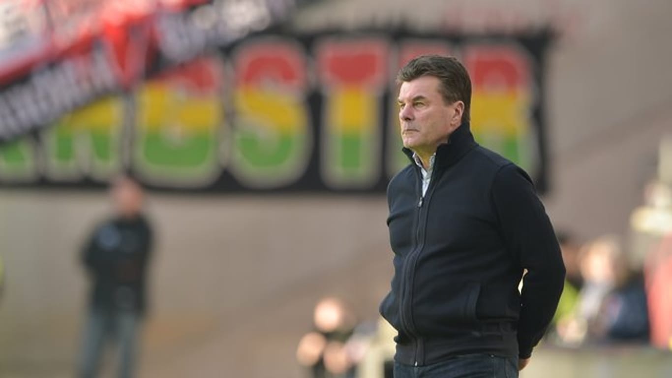 Trainer Dieter Hecking will mit Gladbach gegen Freiburg wieder zu alter Heimstärke zurückfinden.