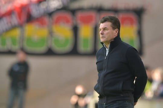 Trainer Dieter Hecking will mit Gladbach gegen Freiburg wieder zu alter Heimstärke zurückfinden.