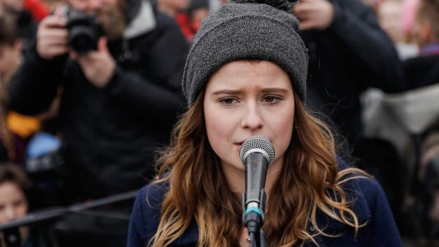 Die deutsche Klimaschutz-Aktivistin Luisa-Marie Neubauer spricht bei der "Fridays for Future"-Demonstration in Berlin. Die deutsche Klimaschutz-Aktivistin Luisa-Marie Neubauer spricht bei der "Fridays for Future"-Demonstration in Berlin.