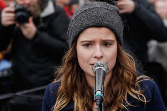 Die deutsche Klimaschutz-Aktivistin Luisa-Marie Neubauer spricht bei der "Fridays for Future"-Demonstration in Berlin.