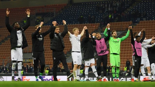 Die Frankfurter Spieler feiern den Einzug in das Europa-League-Viertelfinale.