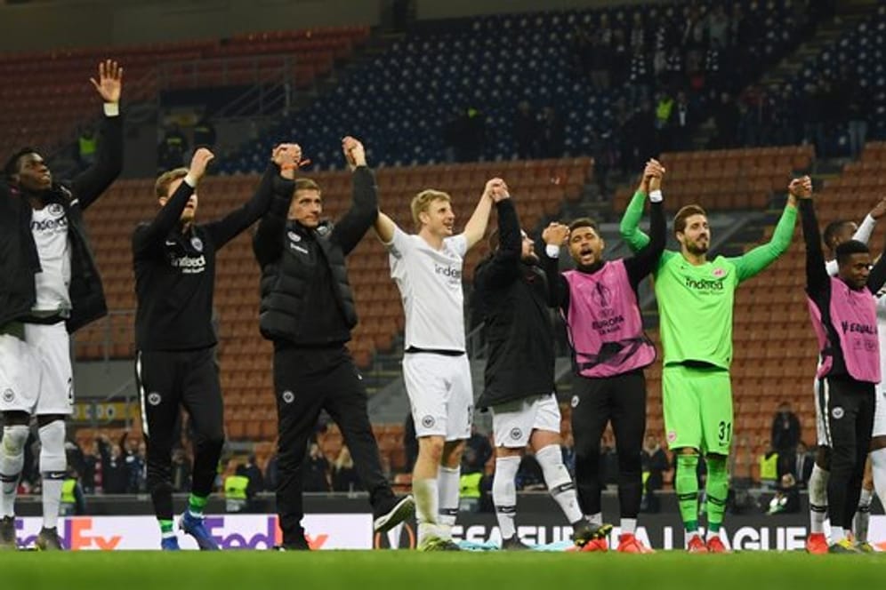 Die Frankfurter Spieler feiern den Einzug in das Europa-League-Viertelfinale.