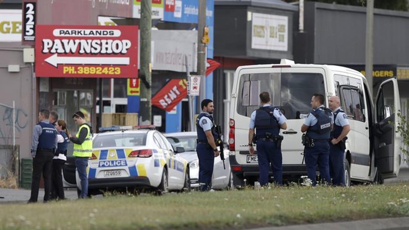 Angriff in Christchurch: Polizisten vor der Moschee im Ortsteil Linwood.