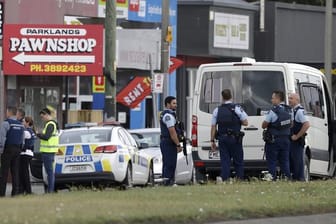Angriff in Christchurch: Polizisten vor der Moschee im Ortsteil Linwood.