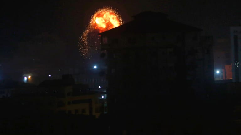 Israelische Luftangriffe in Gaza: Mehrere Explosionen sind in der Nacht im Küstengebiet zu sehen.