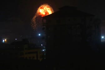 Israelische Luftangriffe in Gaza: Mehrere Explosionen sind in der Nacht im Küstengebiet zu sehen.