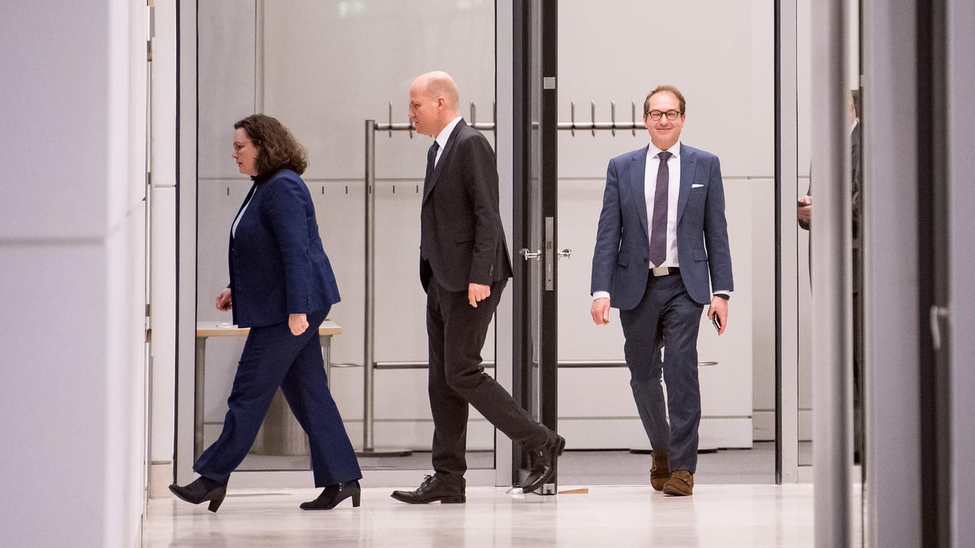 Andrea Nahles (SPD-Fraktions- und Parteivorsitzende(, Ralph Brinkhaus (M., Chef der Unions-Fraktion und Alexander Dobrindt (Chef der CSU-Landesgruppe) während einer Unterbrechung des Koalitionsausschusses am Donnerstagabend.