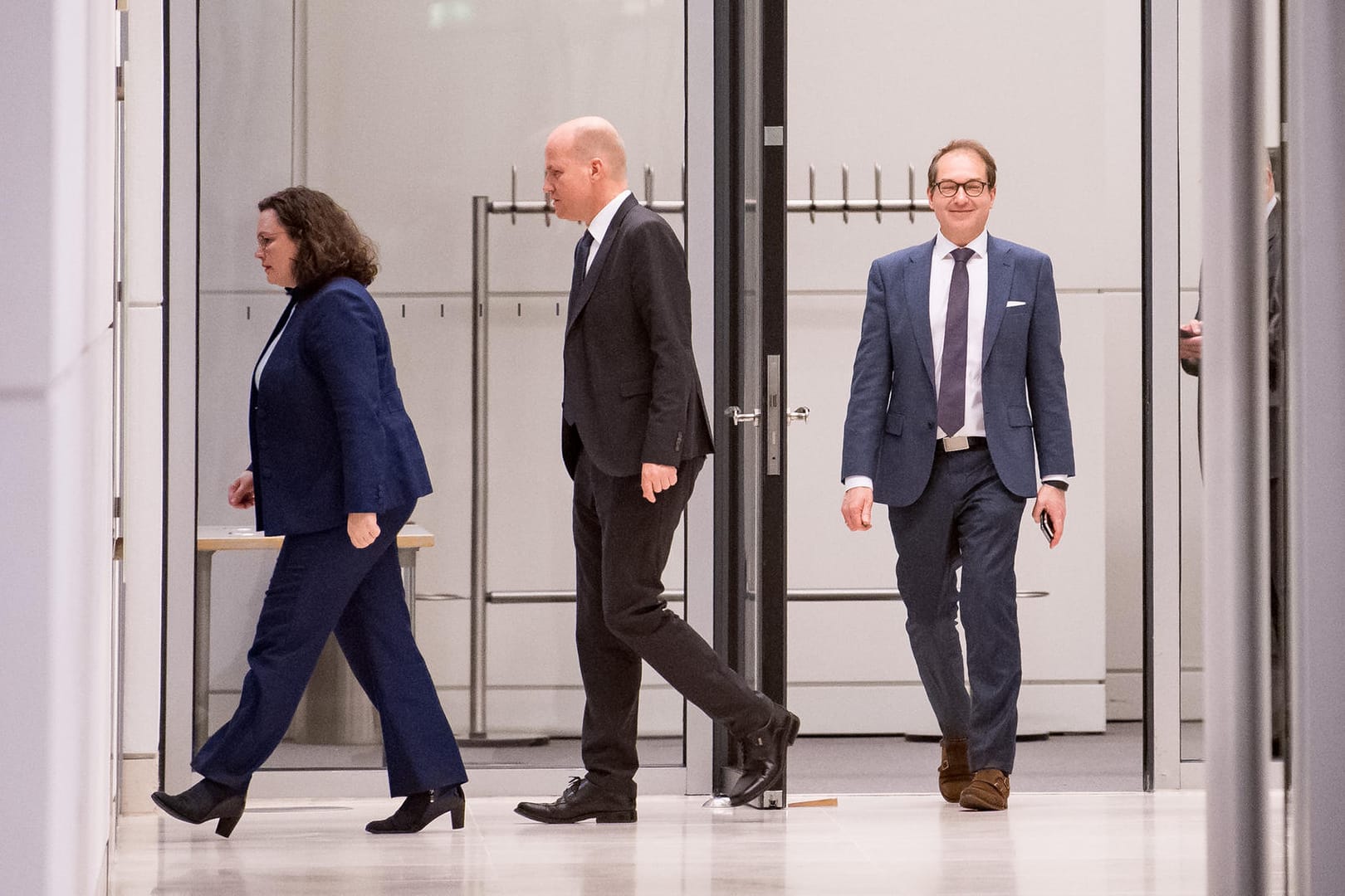 Andrea Nahles (SPD-Fraktions- und Parteivorsitzende(, Ralph Brinkhaus (M., Chef der Unions-Fraktion und Alexander Dobrindt (Chef der CSU-Landesgruppe) während einer Unterbrechung des Koalitionsausschusses am Donnerstagabend.