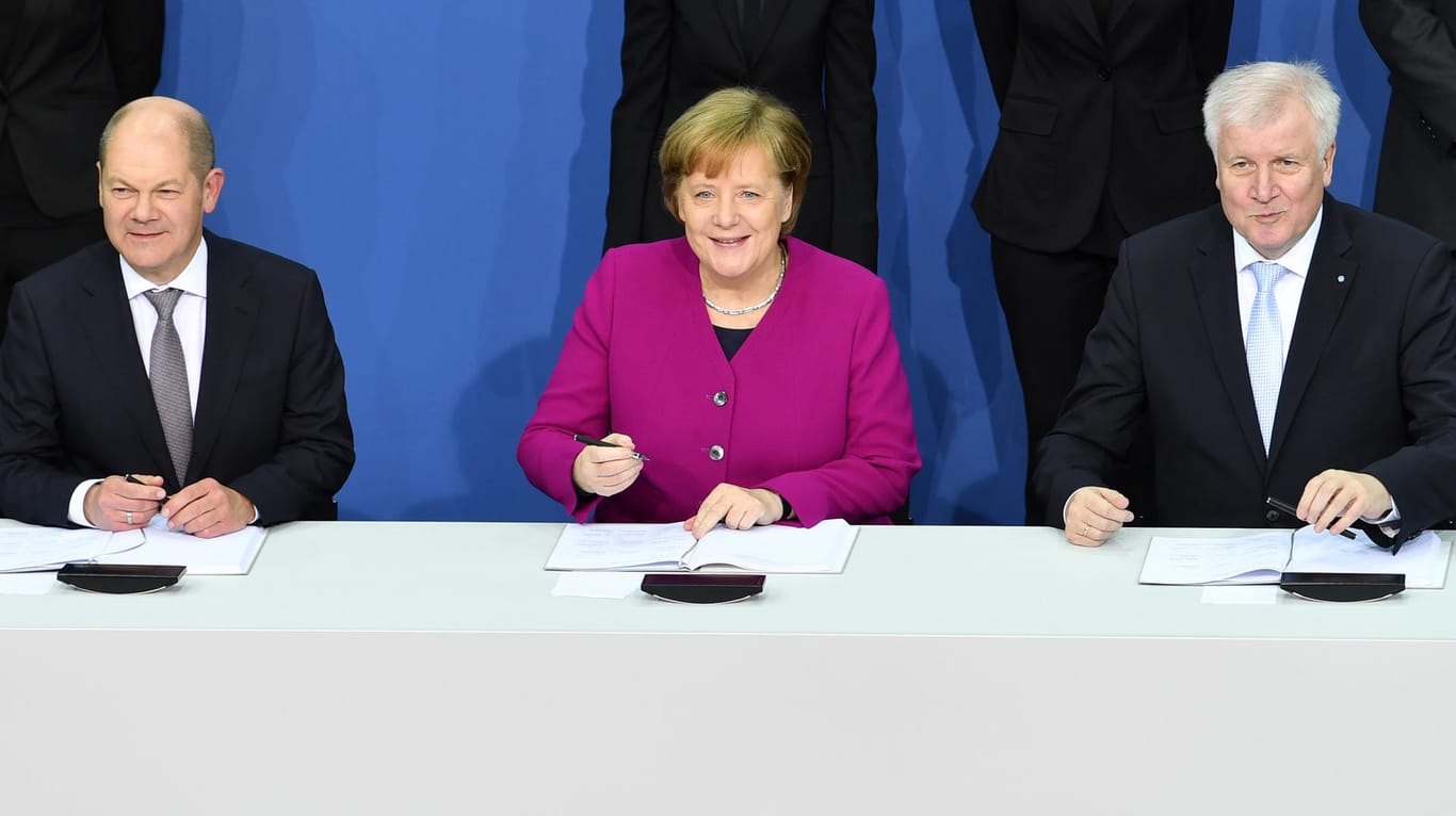 Bundeskanzlerin Angela Merkel (CDU), der CSU-Vorsitzende Horst Seehofer (r) und der kommissarische SPD-Vorsitzende Olaf Scholz (l): Nur 28 Prozent sind der Auffassung, dass die Koalition nach Startschwierigkeiten in einen guten Arbeitsmodus gefunden habe.