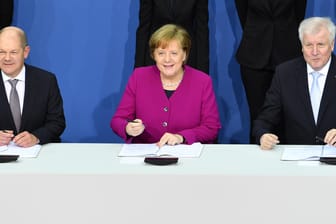 Bundeskanzlerin Angela Merkel (CDU), der CSU-Vorsitzende Horst Seehofer (r) und der kommissarische SPD-Vorsitzende Olaf Scholz (l): Nur 28 Prozent sind der Auffassung, dass die Koalition nach Startschwierigkeiten in einen guten Arbeitsmodus gefunden habe.