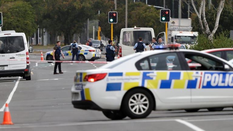 Christchurch: Die Polizei blockiert eine Straße in der Nähe des Anschlagsortes in einer Moschee in Linwood.