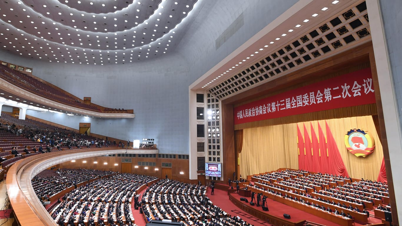 Blick in die Große Halle des Volkes während der Plenarsitzung des chinesischen Volkskongresses: Angesichts des Handelskrieges mit den USA und der hohen Verschuldung trüben sich die wirtschaftlichen Aussichten in China zunehmend ein.