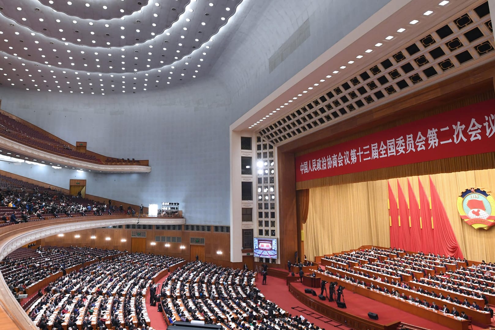 Blick in die Große Halle des Volkes während der Plenarsitzung des chinesischen Volkskongresses: Angesichts des Handelskrieges mit den USA und der hohen Verschuldung trüben sich die wirtschaftlichen Aussichten in China zunehmend ein.