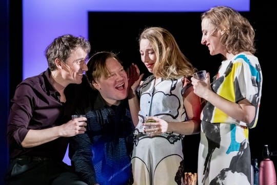 Alexander Khuon (l-r) als Frank Wheeler, Christoph Franken als Shep Campbell, Kathleen Morgeneyer als Milly Campbell und Maren Eggert als April Wheeler in „Zeiten des Aufruhrs" am Deutschen Theater.