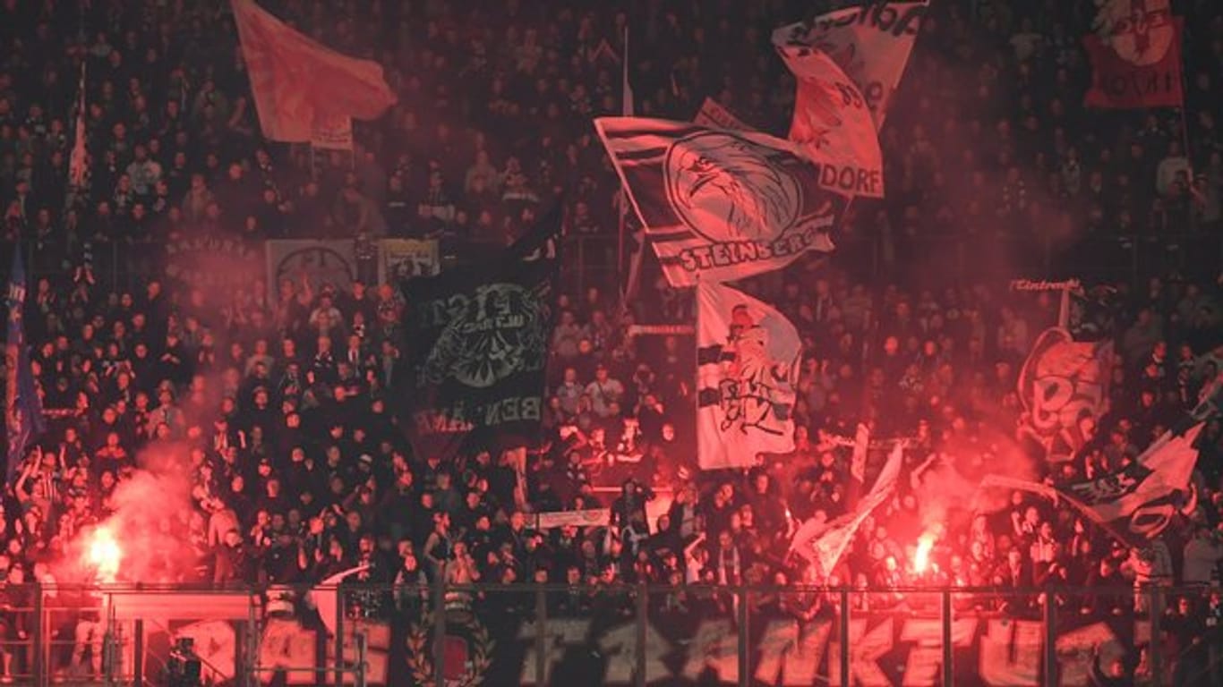 In der Partie gegen Inter Mailand haben Eintracht-Fans Pyrotechnik gezündet.