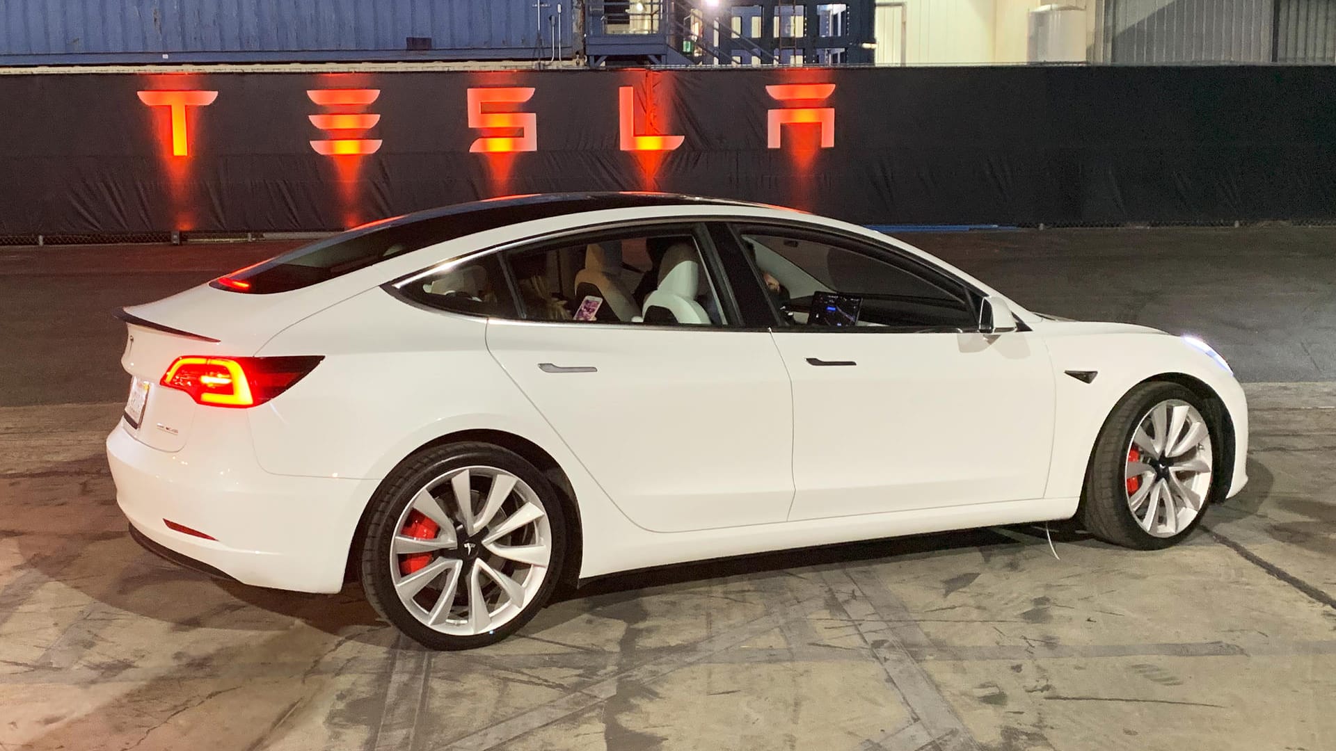 Tesla Model Y: Das SUV basiert auf dem Model 3, fällt aber deutlich höher aus und bietet innen deutlich mehr Platz. Eine dritte Sitzreihe macht den Crossover auf Wunsch zum Siebensitzer.