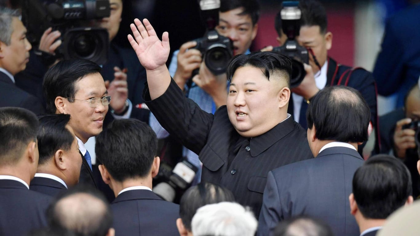 Kim Jong Un winkend in Menschenmenge: Nordkoreas Machthaber Kim Jong Un werde bald eine Erklärung zu seinem künftigen Kurs abgeben.